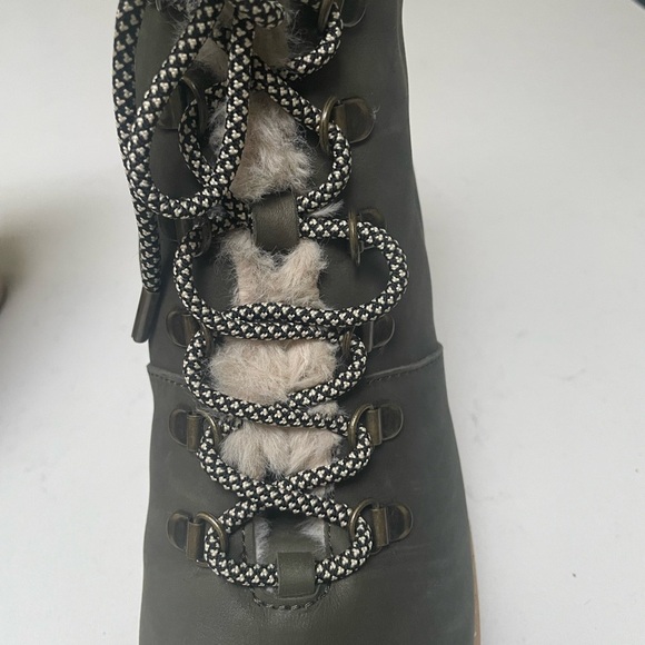 Toms Dark Green Wedge Boots with Tan Sole - Picture 7 of 12